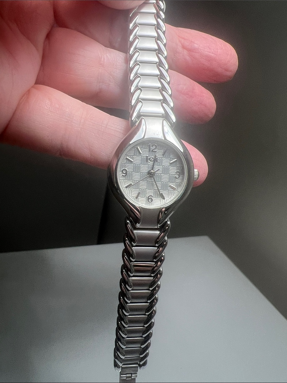 lei - Silver-Tone Sleek Link Women's Watch - Vintage New Battery Working Watch